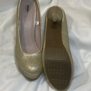 Size 9 Mossimo gold glitter heel pump